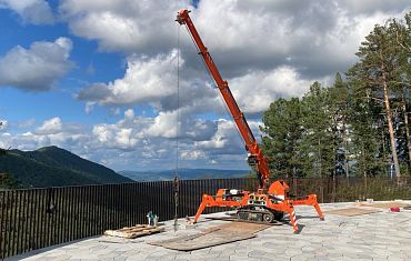 Работы мини-крана Арлфт на смотровой площадке
