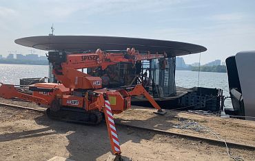 Монтаж стекла с помощью мини-крана Арлифт