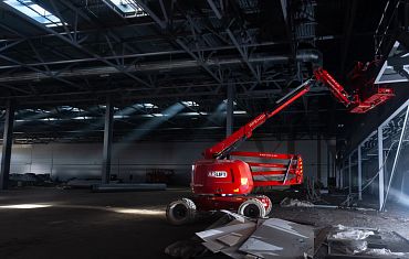 Коленчатый подъемник Арлифт AR16J под кровлей цеха